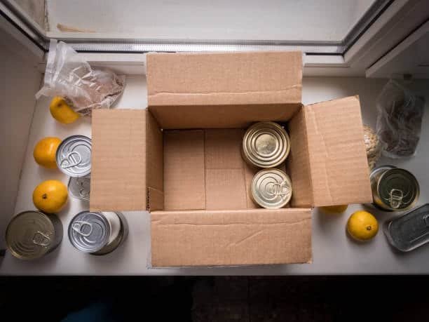 packaging perishable and non perishable food in box for shipping
