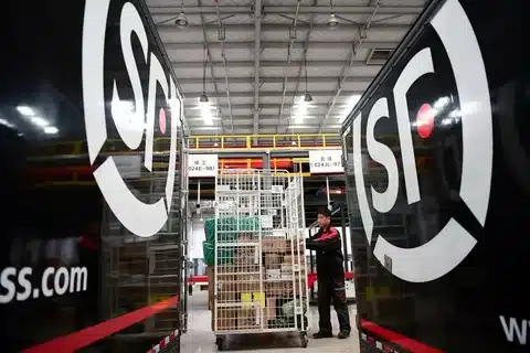 SF Express to USA warehouse operations with parcels being transferred for shipping.
