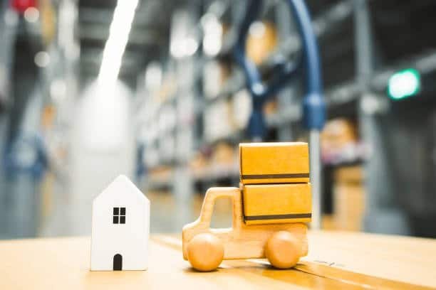 small delivery truck with packages symbolizing flat shipping rate delivery