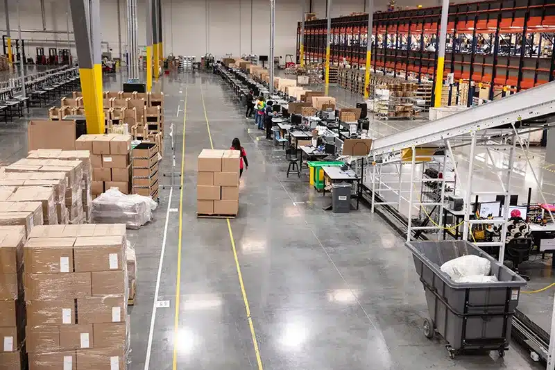 Automated warehouse environment with conveyor systems and bulk inventory, showcasing scalability in B2B fulfillment.
