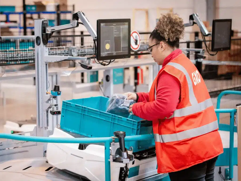 Smart fulfillment workstation combining automation and human operations in ecommerce fulfillment