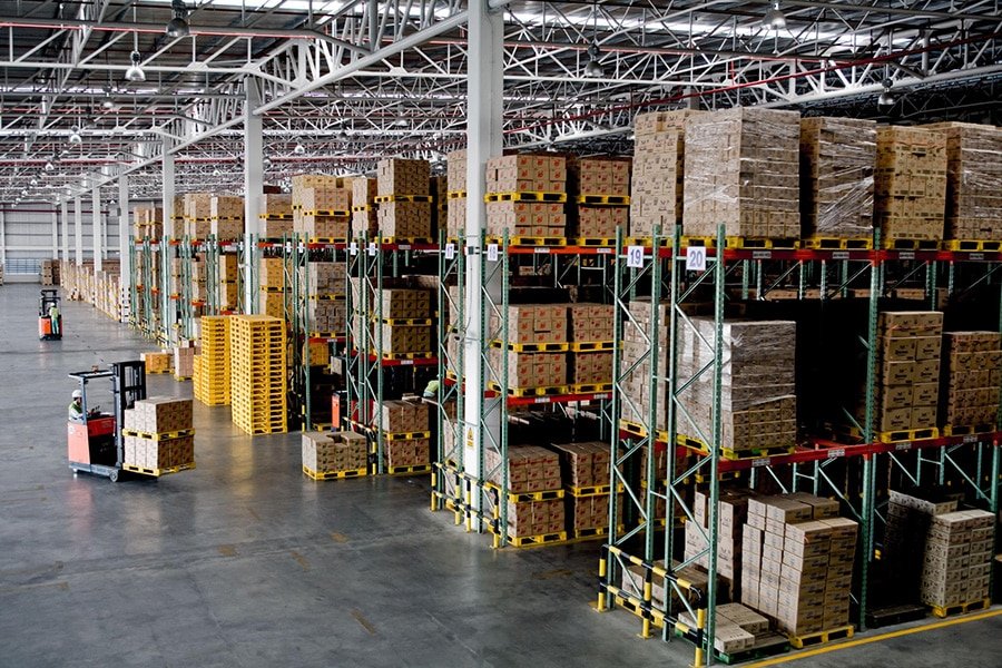 Large-scale warehouse with stacked pallets and forklifts, illustrating B2B fulfillment operations in China.