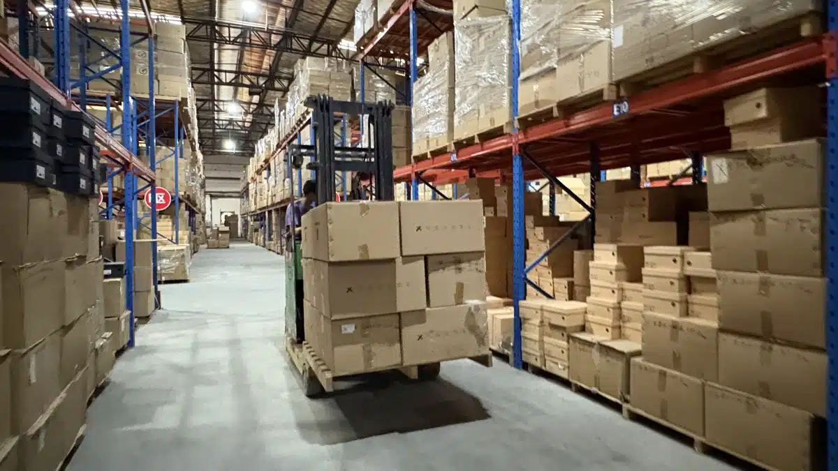 Forklift transporting bulk ecommerce inventory through a China 3PL warehouse for dropship and bulk hybrid fulfillment operations.