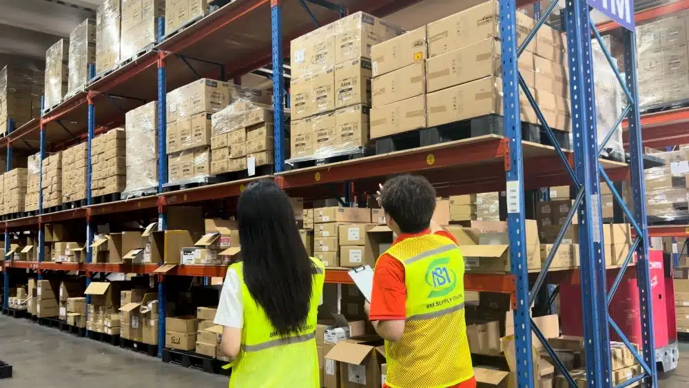 China 3PL staff reviewing warehouse inventory for multi-location fulfillment and geopolitical risk management