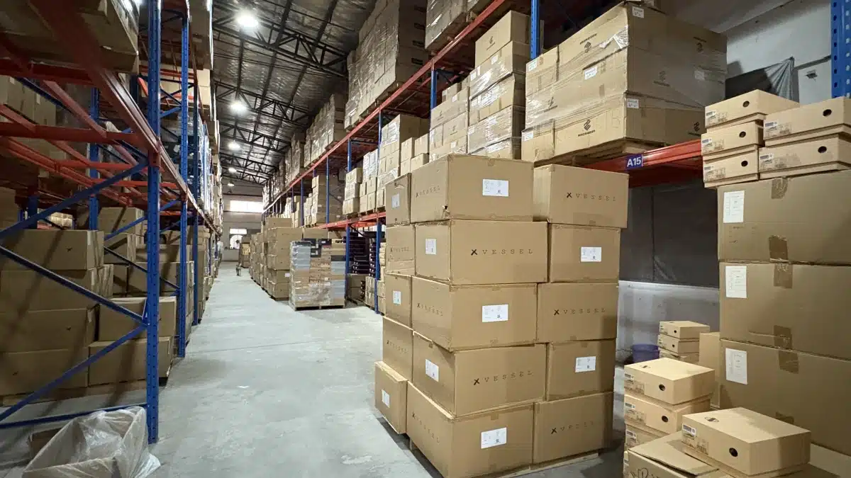 Organized China fulfillment warehouse with stored eCommerce inventory supporting accurate order status and proactive shipping notifications.