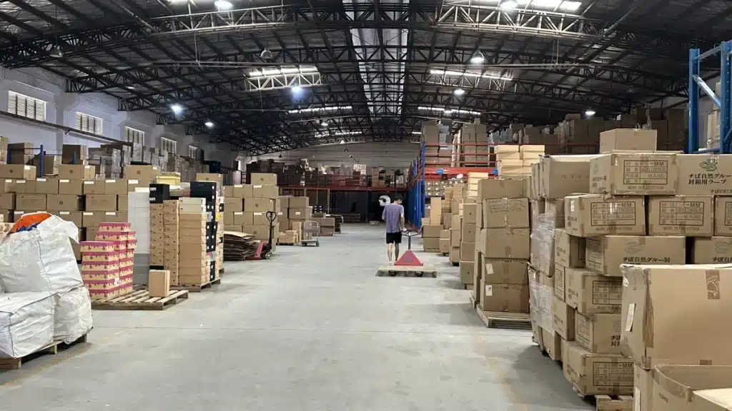 Large China fulfillment warehouse storing eCommerce inventory for faster order processing and international shipping.