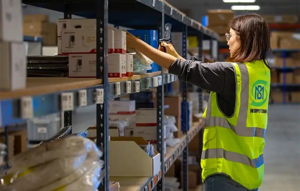 BM SUPPLY CHAIN warehouse staff in China scanning and picking ecommerce orders on 3PL shelves
