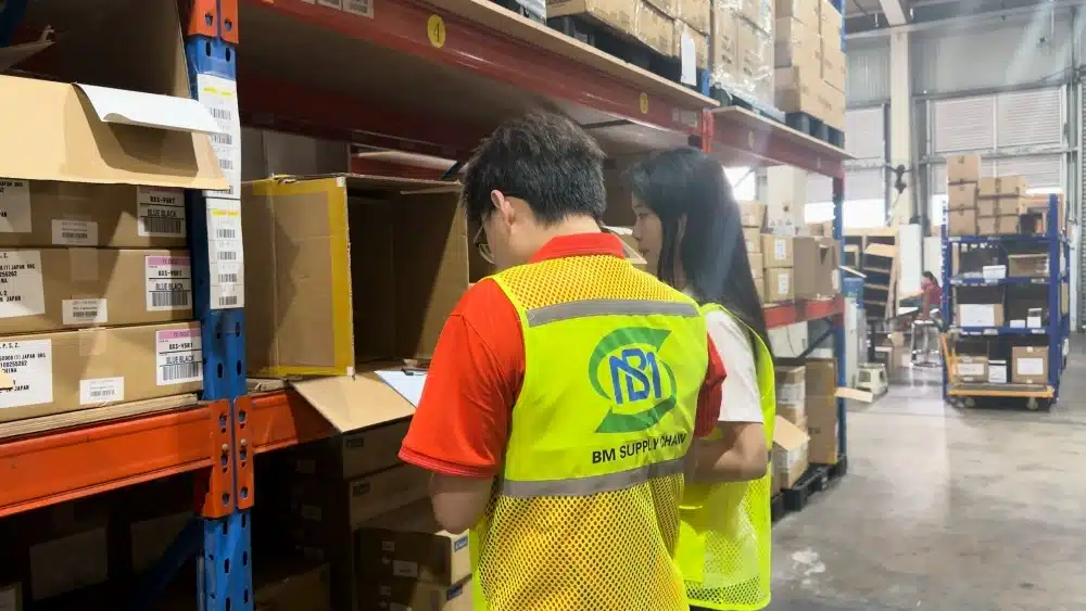 Warehouse staff checking ecommerce inventory for TikTok Seller Shipping, supporting accurate order fulfillment, stock control, and multi-channel shipping