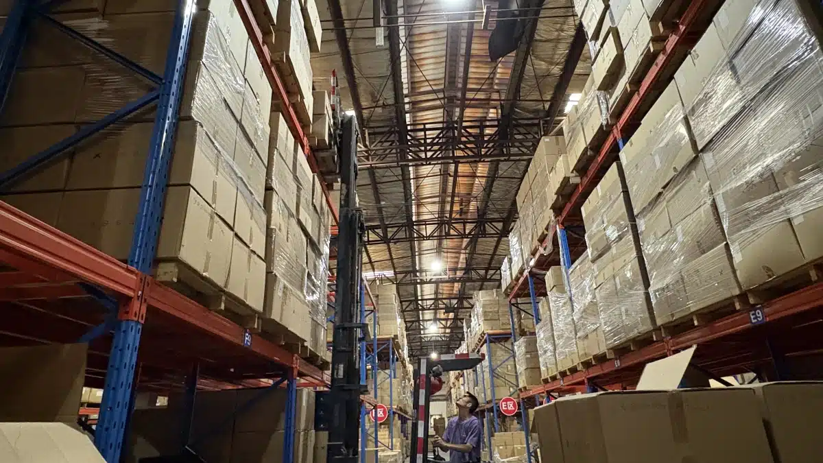 Forklift handling palletized inventory in a 3PL warehouse supporting gift messages, custom packing instructions, and ecommerce order fulfillment.