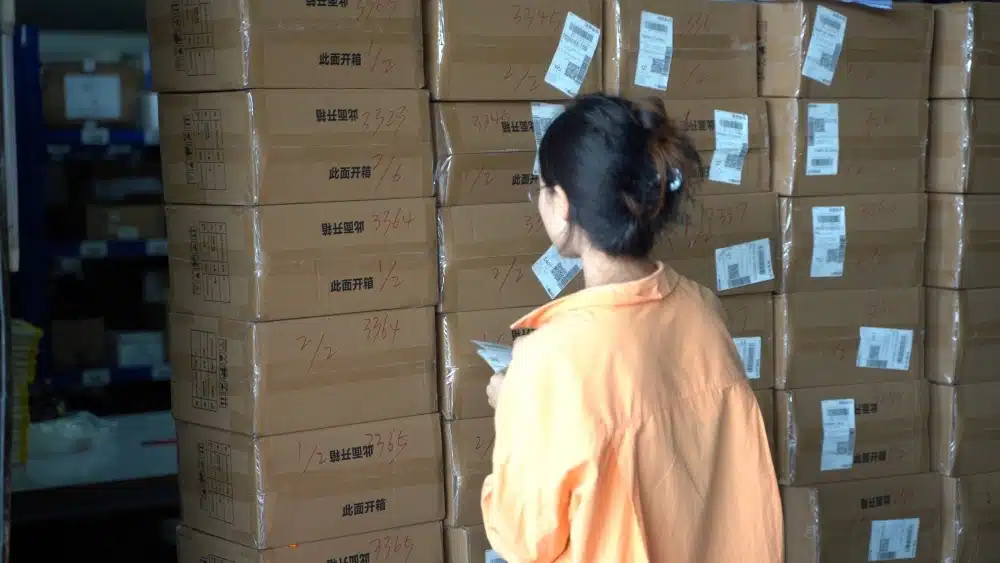 Warehouse inventory management showing ecommerce products stored for warehousing fulfillment compared with dropshipping logistics models