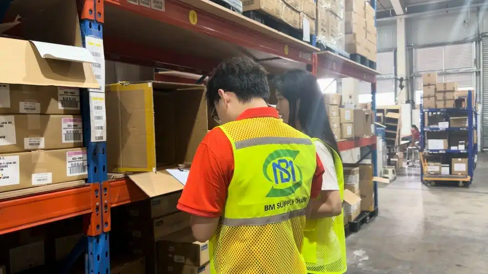 Warehouse staff checking ecommerce inventory in a China fulfillment center to support accurate TikTok Shop order fulfillment and fast shipping